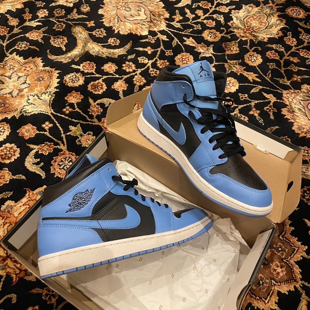 Sneakers - Picture 4 of 9